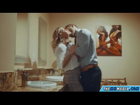 ❤️ Kur një bjonde me bukë ju josh në një banjë publike ❤ Pornografi cilësore tek ne ❌